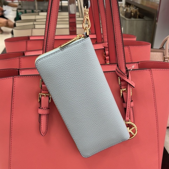 MICHAEL KORS LARGE TRAVEL CONTINENTAL WRISTLET WALLET PHONEHOLDER
Vista Blue - Picture 14 of 16